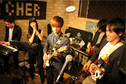 相模原 ギター教室 ウクレレ教室 アドリブギタースクール 発表会で演奏中の生徒様