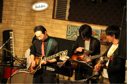 相模原 ギター教室 ウクレレ教室 アドリブギタースクール 発表会で演奏中の生徒様