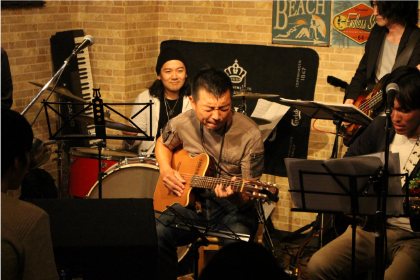 相模原 ギター教室 ウクレレ教室 アドリブギタースクール 発表会で演奏中の生徒様