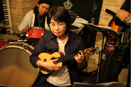 相模原 ギター教室 ウクレレ教室 アドリブギタースクール 発表会で演奏中の生徒様