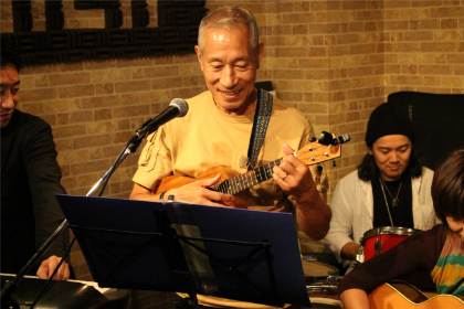 相模原 ギター教室 ウクレレ教室 アドリブギタースクール 発表会で演奏中の生徒様