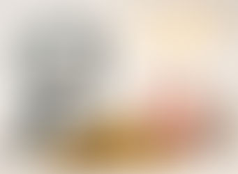 Une mascotte loupe bienveillante examine un système d'alarme d'où s'écoulent des pièces dans une tirelire, symbolisant l'optimisation des coûts d'un devis de sécurité.