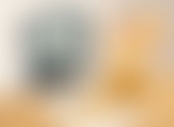 Mascotte loupe analysant un devis de cuisine d'où s'échappent des pièces de monnaie, symbolisant les coûts cachés à anticiper pour une rénovation.