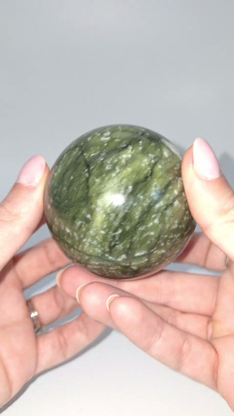 Thumbnail: Unieke groene jade bol