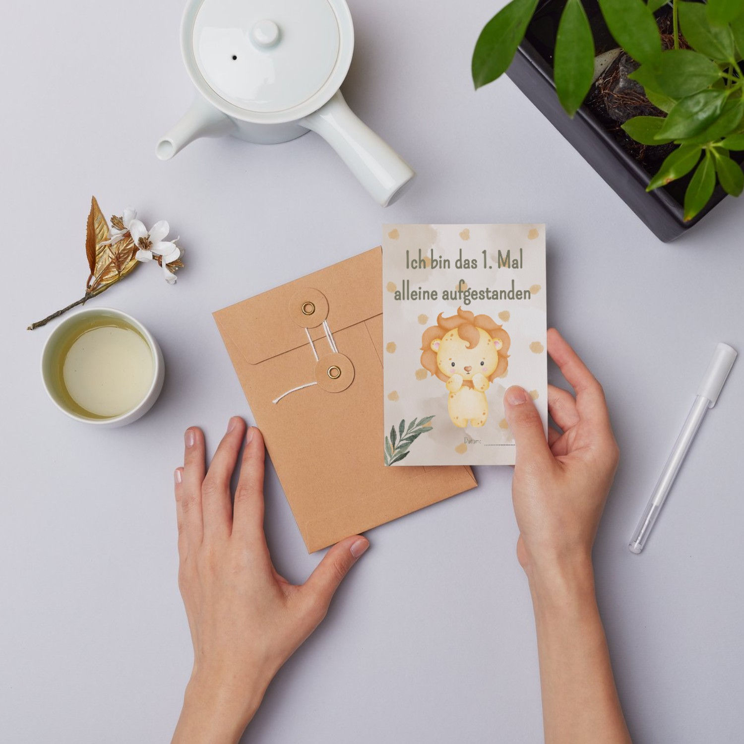 Eine einzelne Meilensteinkarte in einer Hand