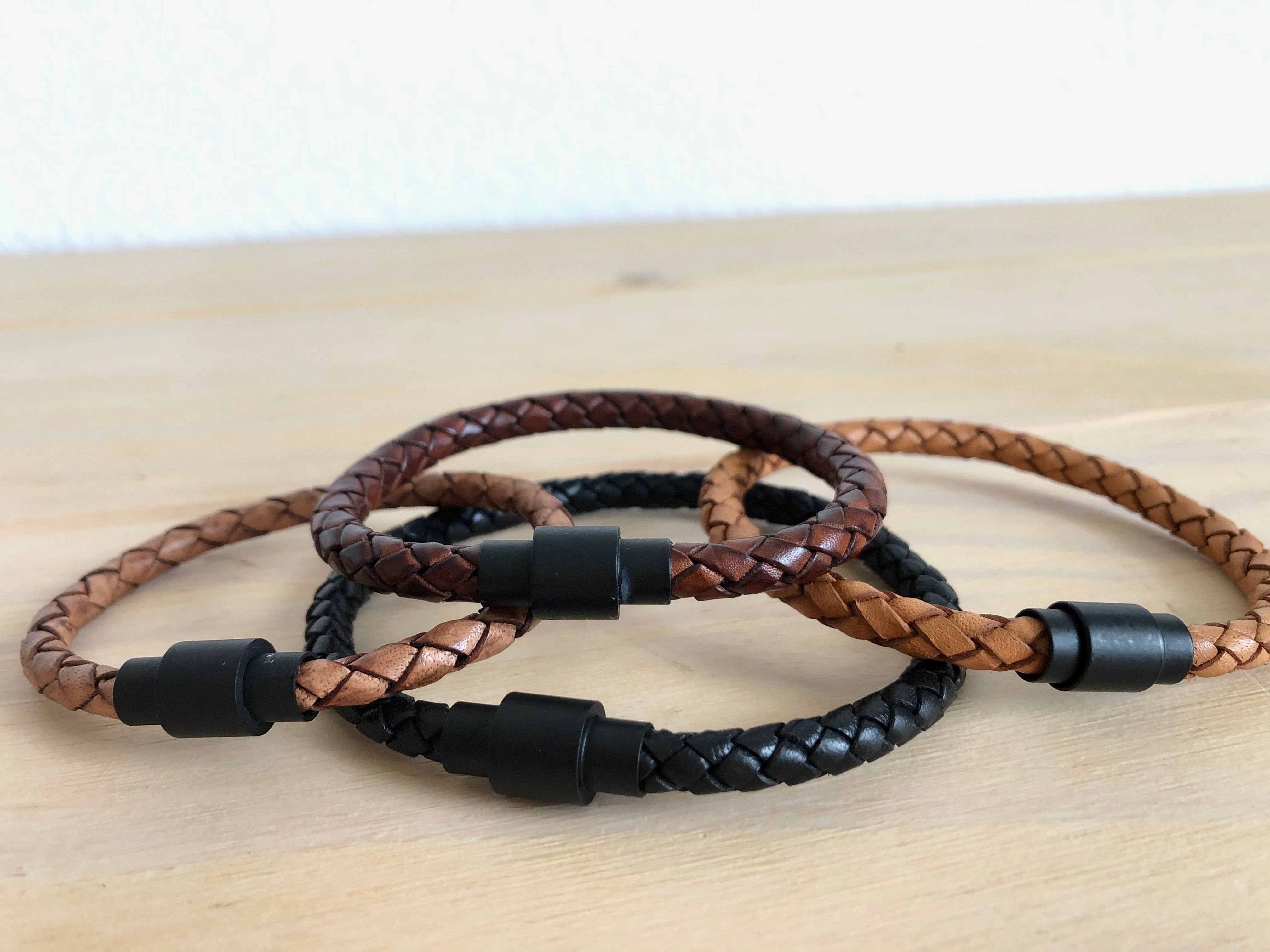 Single braided leather band with black magnetic clasp