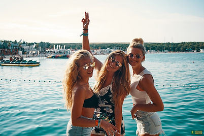 sommerreise-novalja-maedels-zrce-meer.jp
