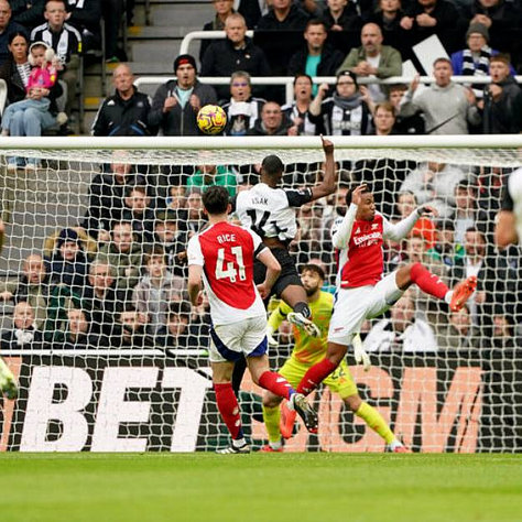 El Newcastle respira y el Arsenal se ahoga.
