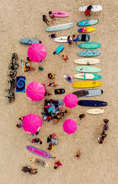 foto de pranchas de surf e pessoas na areia da praia