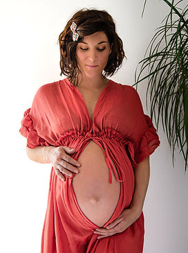 photographe-grossesse-robe-rouge-ventre-rond-Aurillac-Issoire-Brioude