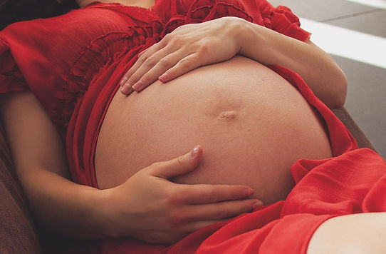 Maternité-photographe-robe rouge-ventre rond-grossesse-brioude-Issoire