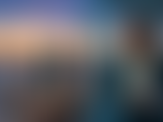 Líder profesional latina analizando el 'retorno social' y el 'dividendo de género' de la infraestructura económica, con el moderno distrito financiero de Ciudad de Panamá al atardecer de fondo.