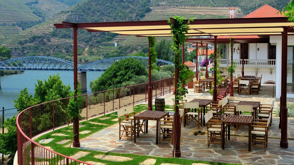 portugal-small-group-wine-tour-wine-tasting-quinta-do-bonfim.webp