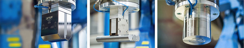 Drei Magnetgreifer von Ixtur die an einem Roboter montier sind und die Stahl heben.