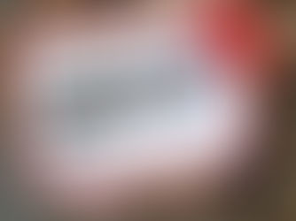 倉庫貨架堆滿紙箱,一名男子在下方看文件;中央紅白擴音器對話框寫著企業何時該用美國海外倉與3PL。
