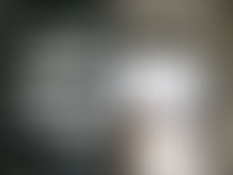 倉庫門口兩名穿制服男子握手交談,旁有紙箱;左側覆蓋大字:一個成熟的美國海外倉系統應該具備哪些關鍵能力?