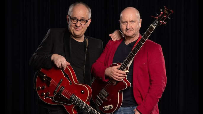 Zwei Personen mit Gitarren