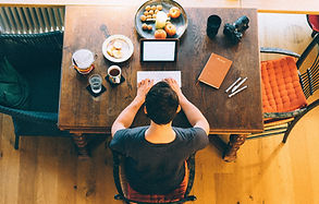 Hombre en el escritorio