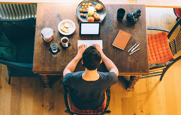 Homme au bureau