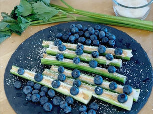 Gefrorene Selleriestangen mit Blaubeeren