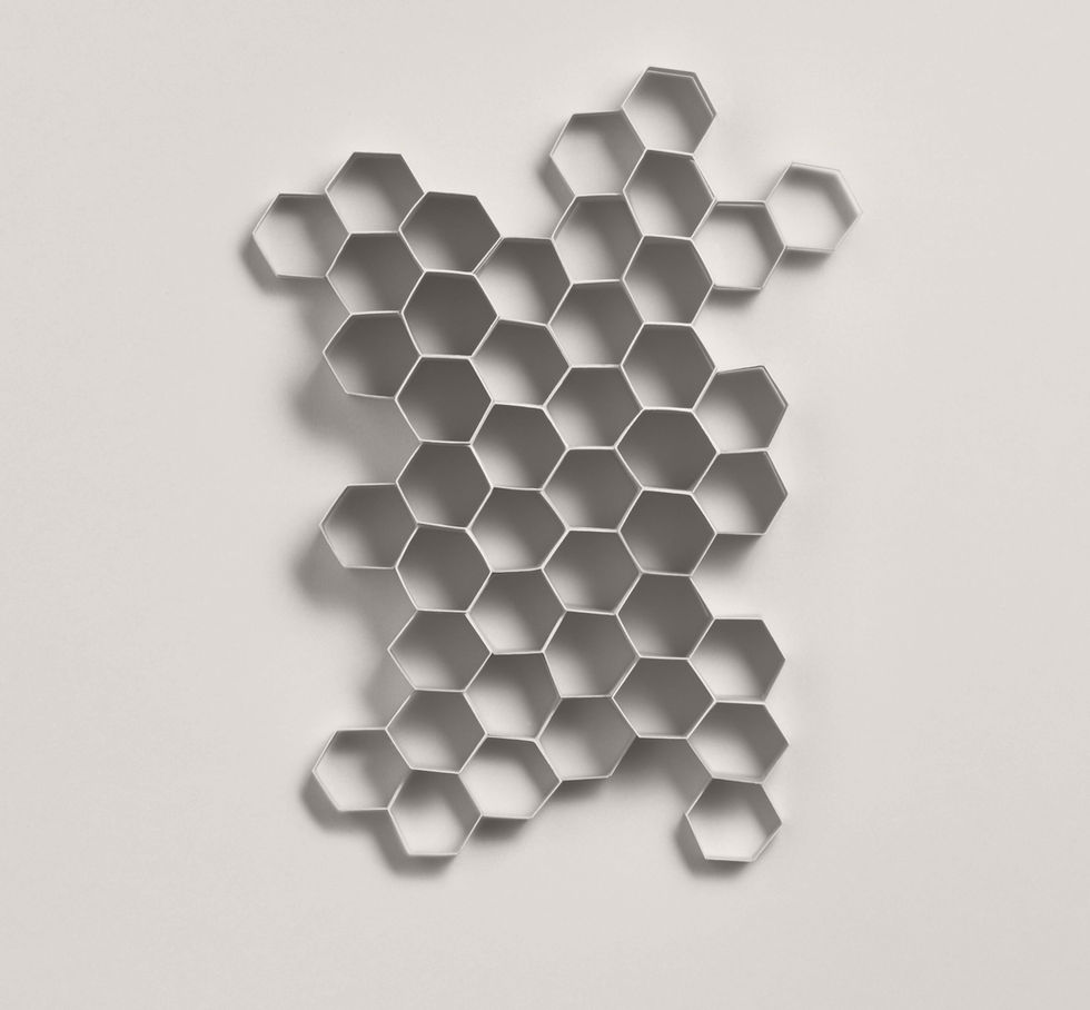 Bas-relief alvéolaire en papier inspiré de la cire d’abeille pour Maria Galland