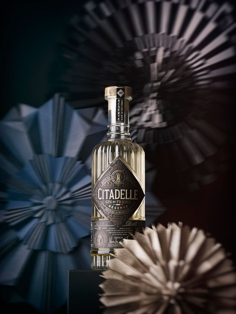 Décor en papier coloré mettant en scène une bouteille de Citadelle Gin Réserve pour une campagne digitale.
2. The Dalmore Distillery Select 2026