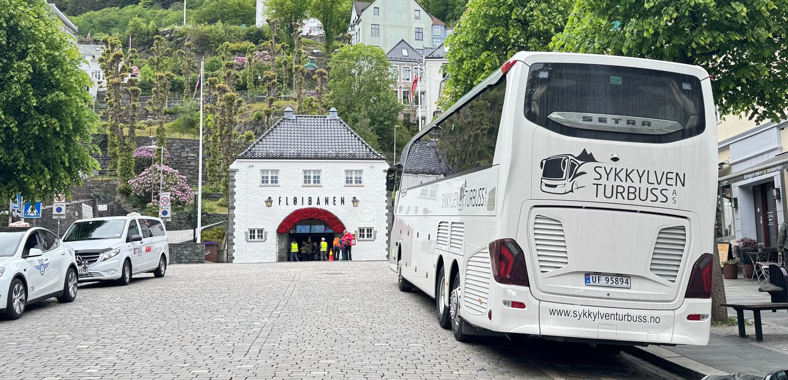 Sykkylven Turbuss AS buss ved inngang Bergen