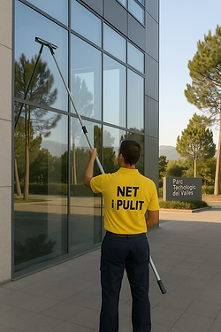 Neteja de vidres amb perxa al Parc Tecnològic del Vallès (Cerdanyola) — Net i Pulit.