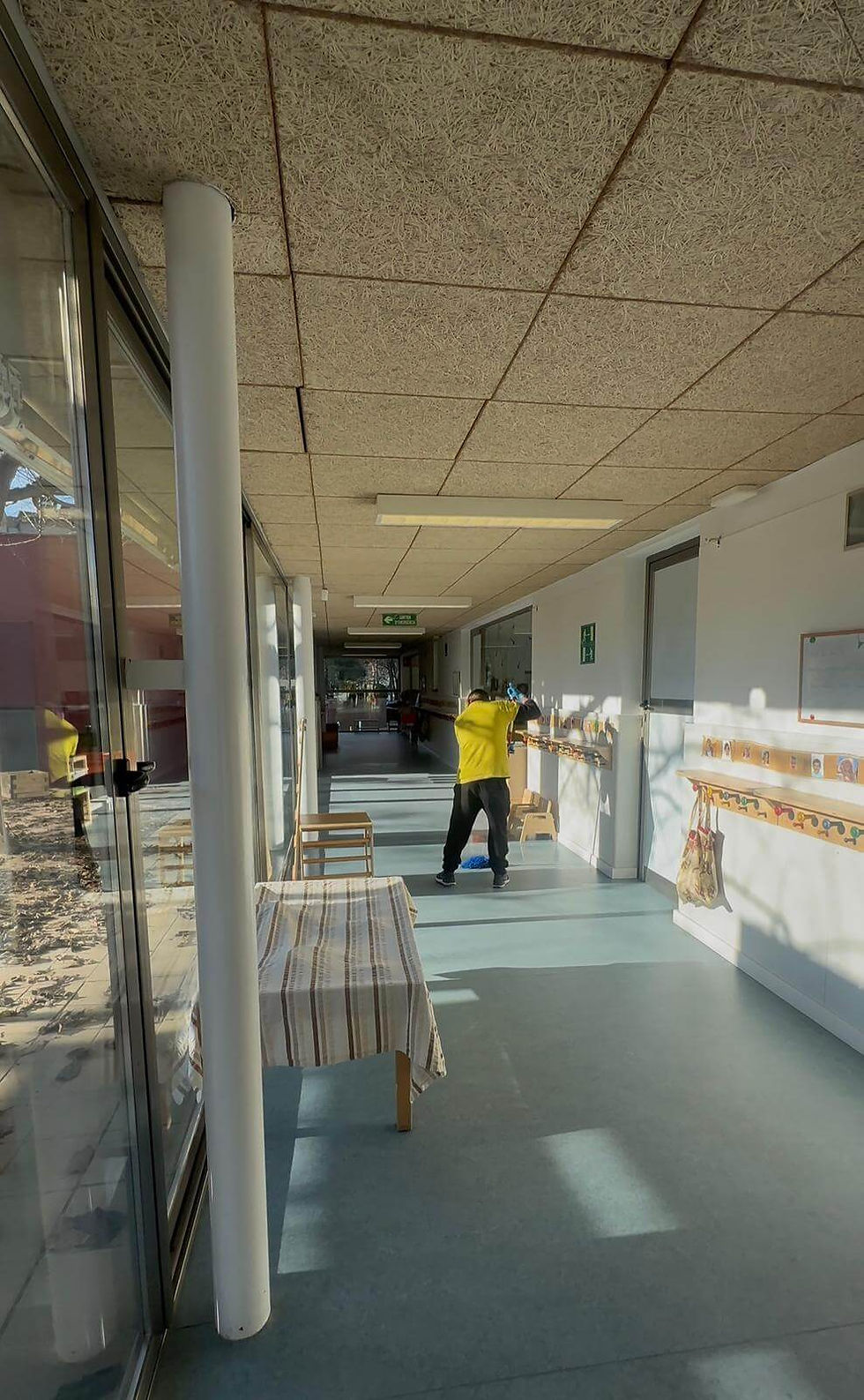 Desinfecció de passadissos i zones de trànsit intens amb mopes tècniques.