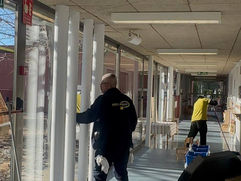 Tècnic de Net i Pulit eliminant marques i pols dels finestrals per maximitzar l'entrada de llum natural.