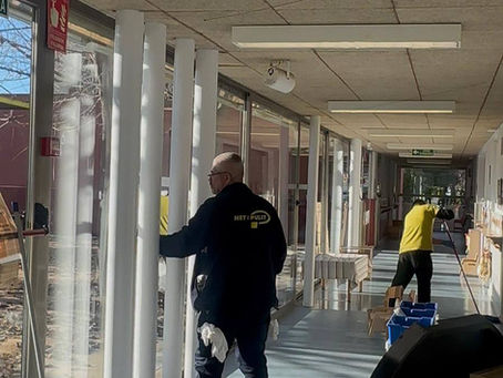 Tècnic de Net i Pulit eliminant marques i pols dels finestrals per maximitzar l'entrada de llum natural.