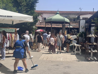 Operària de Net i Pulit escombrant les zones de pas del Mercantic de Sant Cugat entre parades i visitants, un cap de setmana.