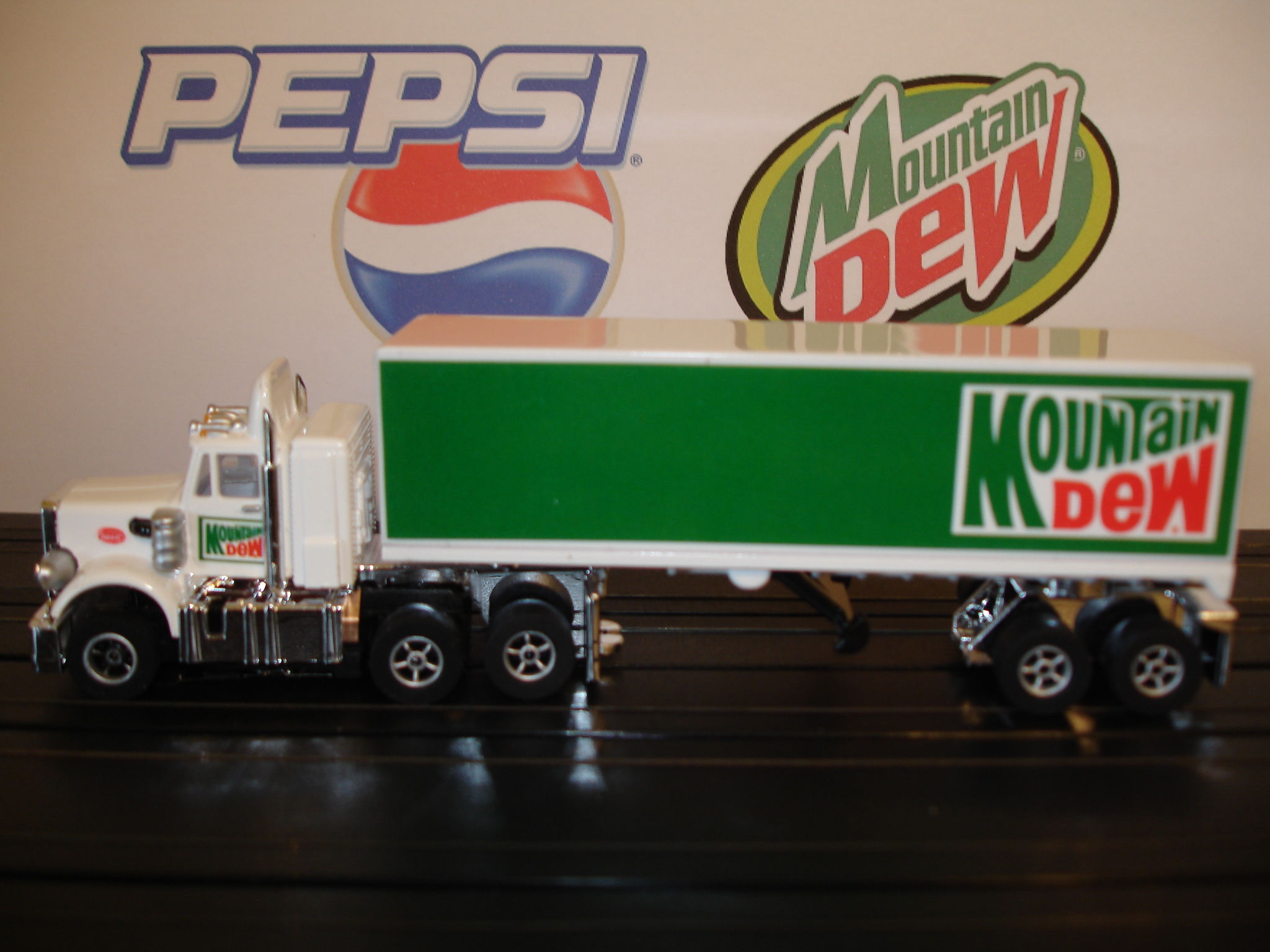 Auto World Mountain Dew Retro Racing Rig SC264