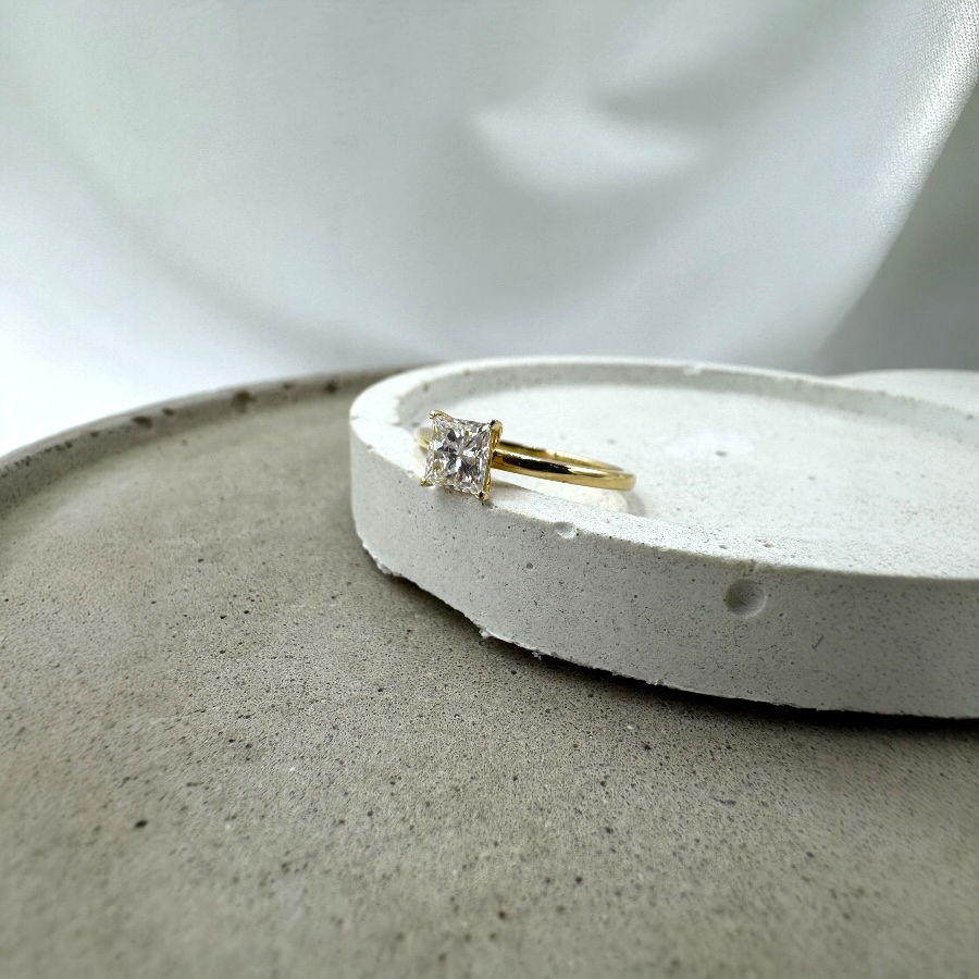 Pierścionek Zaręczynowy z Diamentem Princessa 0.68ct