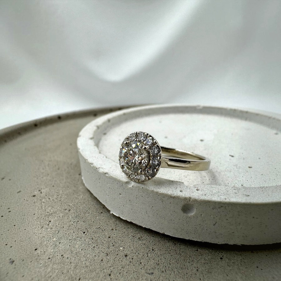 Złoty Pierścionek Zaręczynowy z Diamentem 0,90 ct i Halo