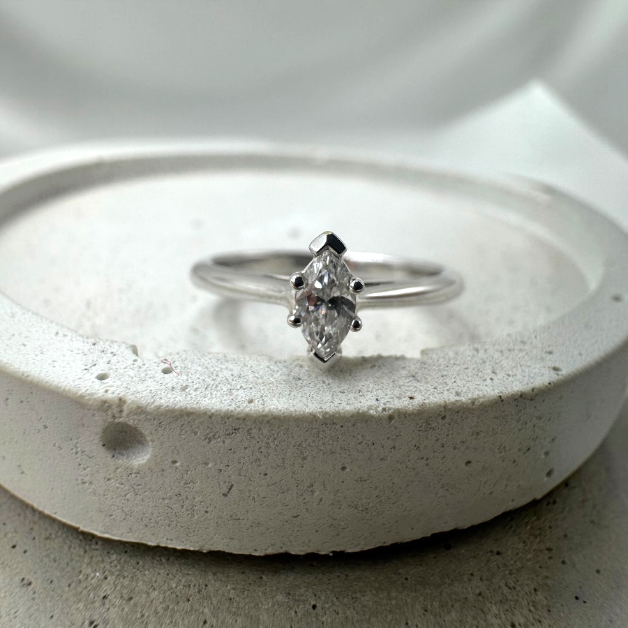 Pierścionek Zaręczynowy z Diamentem Marquise 0.24ct
