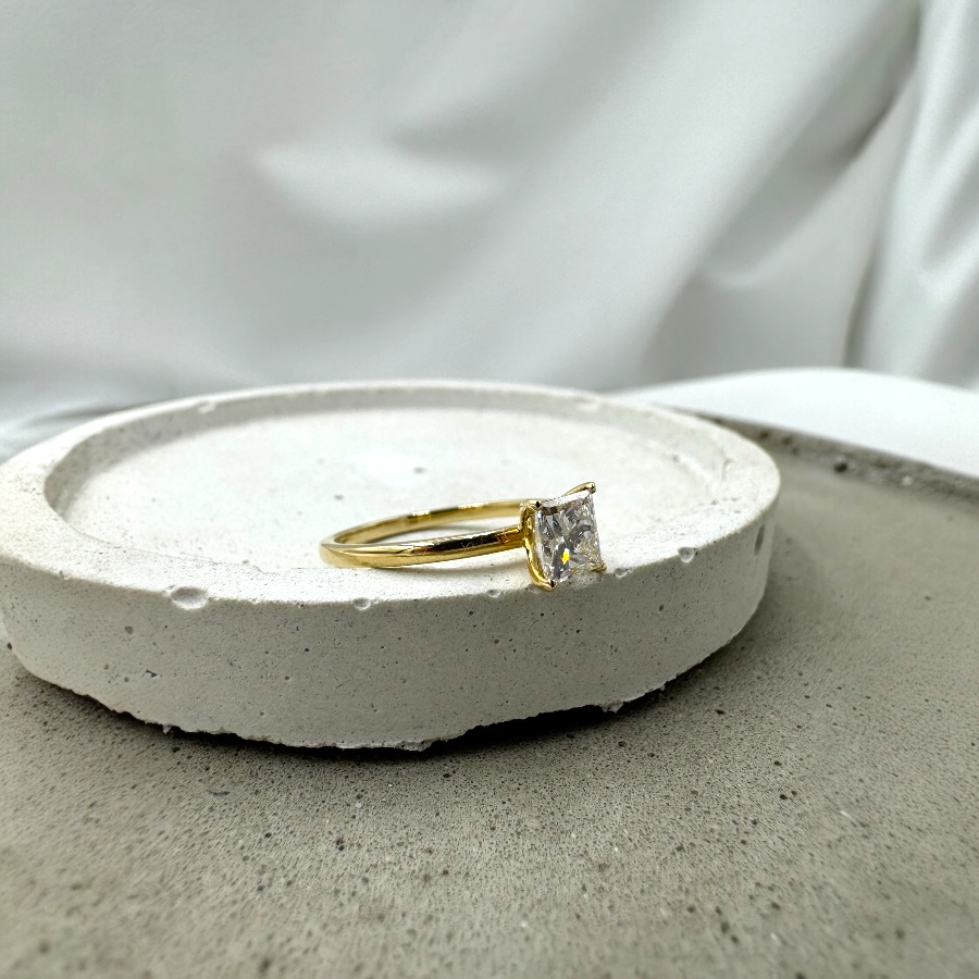 Pierścionek Zaręczynowy z Diamentem Princessa 0.68ct