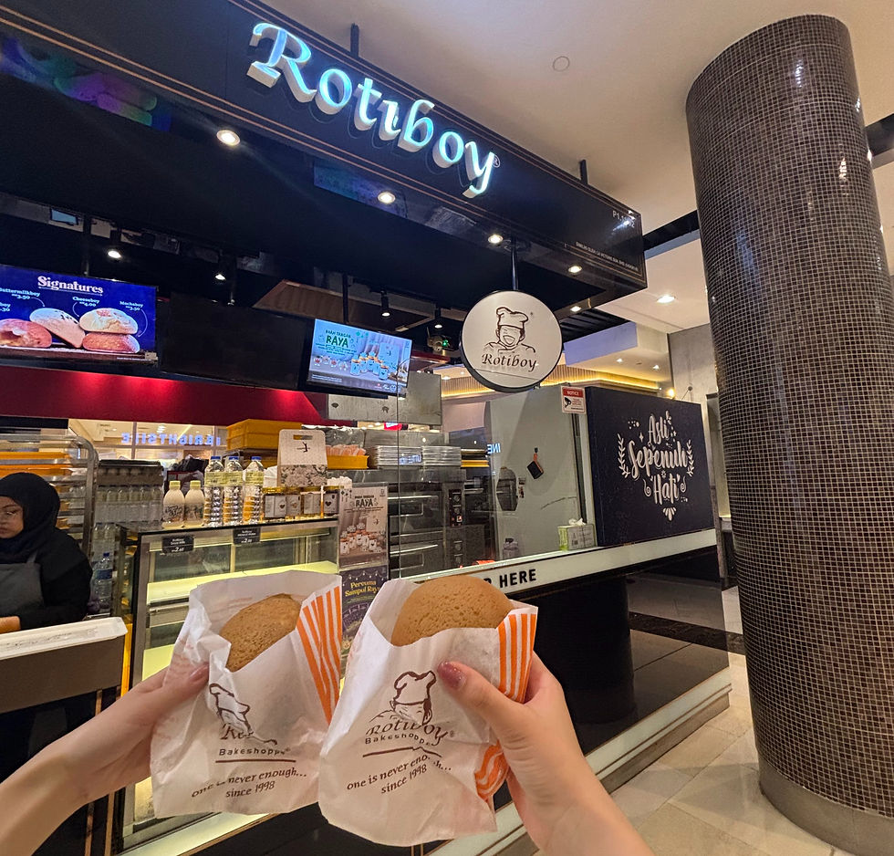 マレーシア就職で出会った同期と一緒に大人気のローカルパン屋「Rotiboy(ロティボーイ)」を楽しむ様子