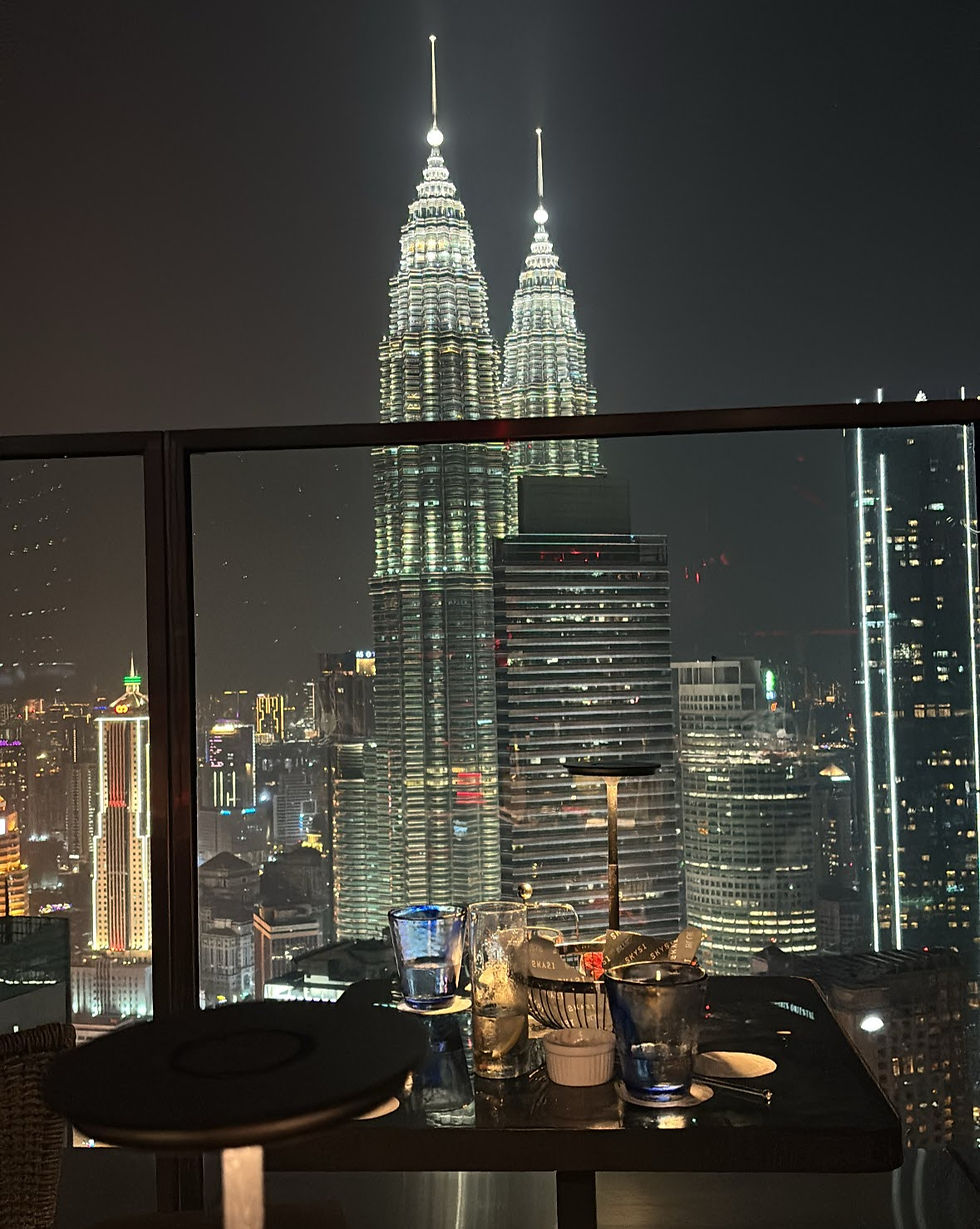 仕事終わりに同期と訪れた、ペトロナスツインタワーを望むクアラルンプールの夜景