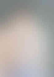 Weiße kurze Jacke auf der Maßpuppe im Atelier von Maxi Lasheras