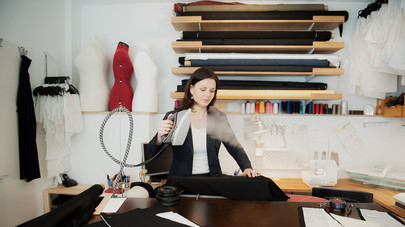 Maxi Lasheras mit Bügeleisen im Atelier Marillon in Leipzig