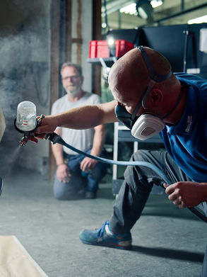 Mit Pinsel, Lack und Poliertuch