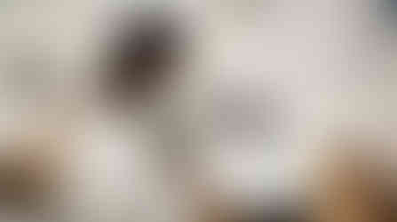 Maxi Lasheras an der Nähmaschine im Atelier Marillon in Leipzig