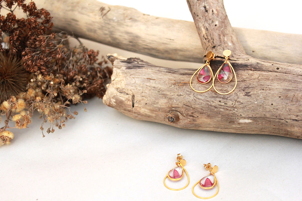 Miniature : Boucles d'oreilles dorées, fleurs séchées roses