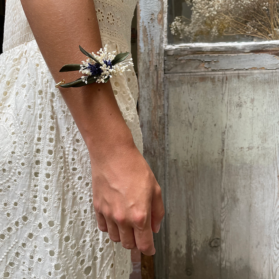 Miniature : Bracelet floral blanc et bleu au bras