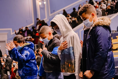 Jovenes cristianos recibiendo a Jesus como señor y salvador