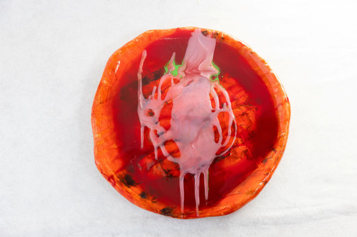 This round wall artwork resembles a handmade ceramic plate. Its warm orange base is created with layered epoxy and pigments. A pink ornament at the center immediately draws the viewer in. The contrast between pink and orange creates a dialogue within the artwork and extends it to the viewer.