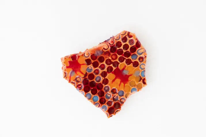 Abstract mixed-media wall object created with plaster, pigments and epoxy. Inspired by the expressive power of color, the work conveys lightness, optimism and a playful atmosphere.