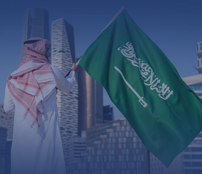 رجل يحمل علم السعودية، خلفية مدينة