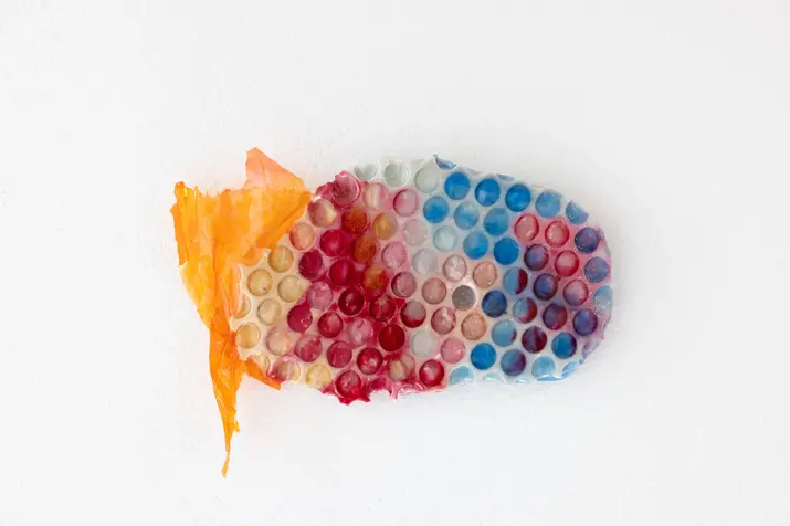 Abstract mixed-media wall object created with plaster, pigments and epoxy. Inspired by the expressive power of color, the work conveys lightness, optimism and a playful atmosphere.